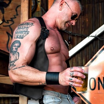 Buckle berlin bar vest