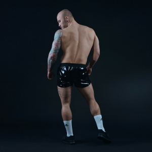 Schwarze Lackshorts 27349