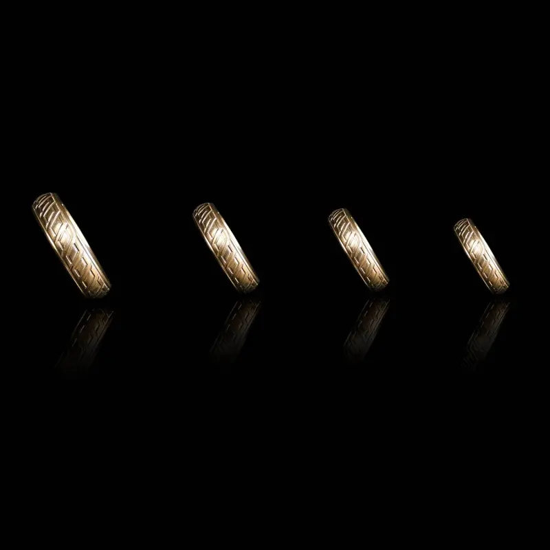 DARKLINE Golden Wave Cockring, Bronze-Stahl, Donut graviert | Dark-Ink