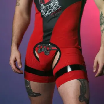 Jockstrap CB13 Dark Pup Rouge, emblèmes pup sur anneaux | Dark-Ink