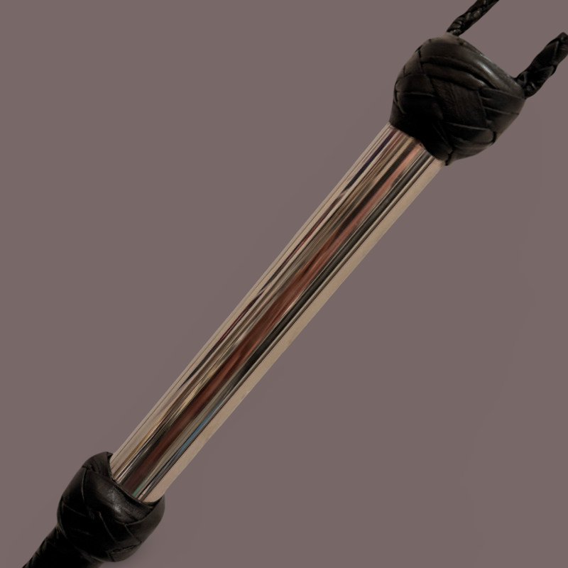 EAST BULLWHIP – LÁTIGO DE CUERO CON MANGO DE ACERO