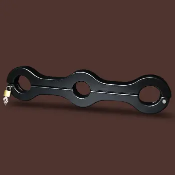 DARKLINE Immobilize Balls Pillory – Pilori génital en bois noir