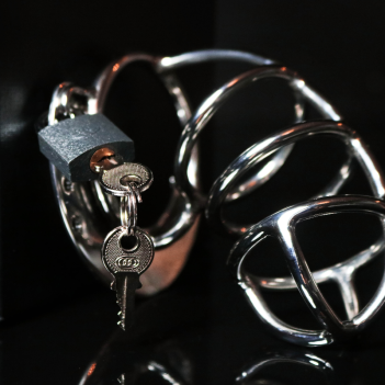 Bear trap curved long chastity cage
