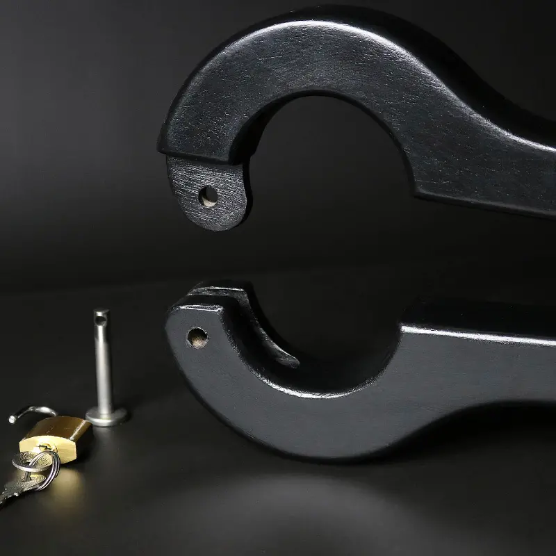 Tight Squeeze Balls Pillory | Pilori génital en bois noir